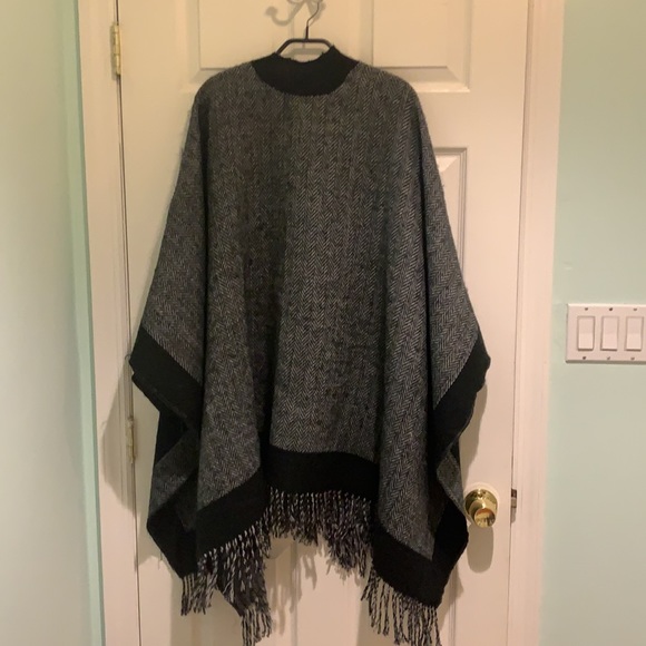 Grey and black chevron design fringe bottom poncho / wrap - Picture 4 of 4